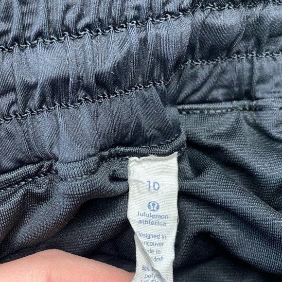 Lululemon Tracker Short IV 4way Strech 4’ Bit Point Ice Grey Black Size 10 - Picture 5 of 5